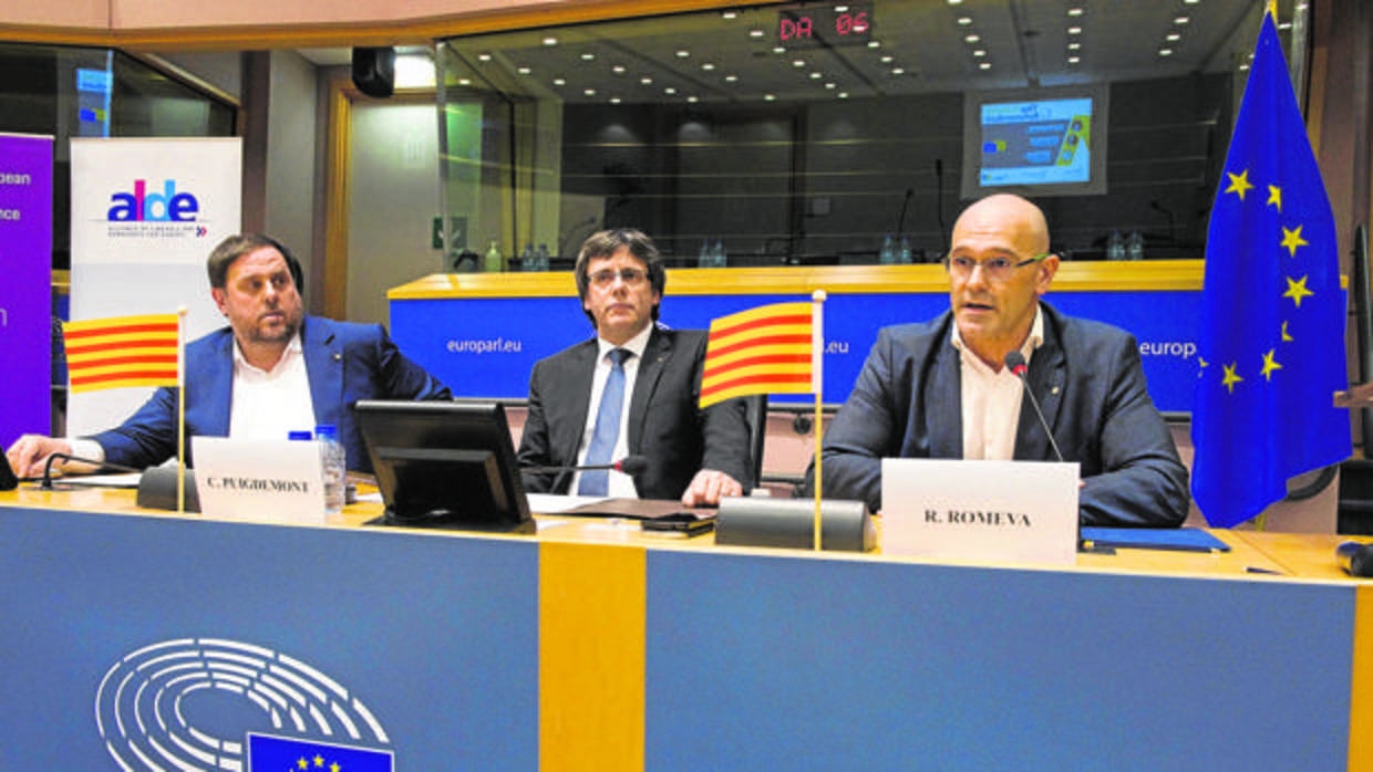 Junqueras, Puigdemont y Romeva, en una conferencia en instalaciones del Parlamento europeo, en enero de este año