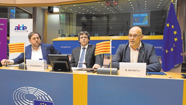 Junqueras, Puigdemont y Romeva, en una conferencia en instalaciones del Parlamento europeo, en enero de este año