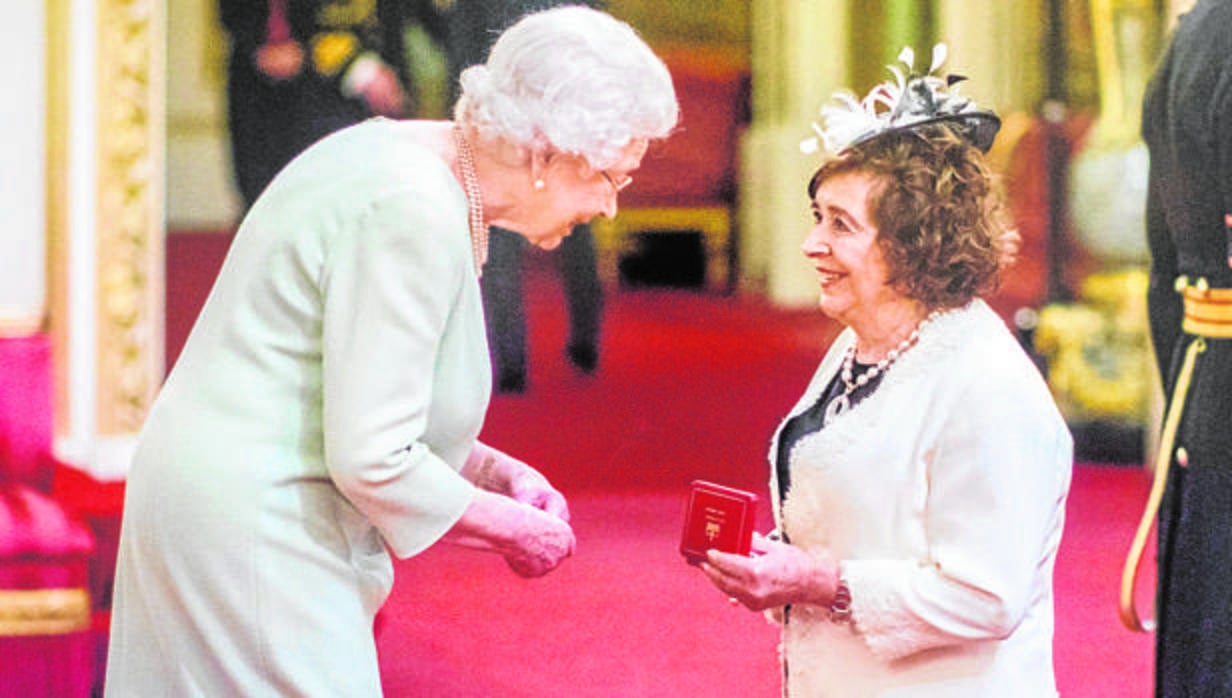 Teresa Pacios, condecorada por la Reina de Inglaterra