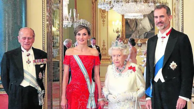 Los Reyes, junto al Duque de Edimburgo y la Reina Isabel II en su visita a Reino Unido