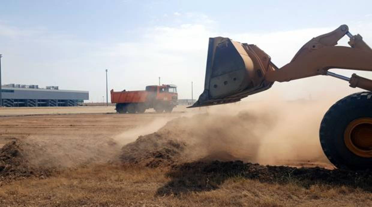 Las obras han comenzado este lunes; al fondo, el aeropuerto