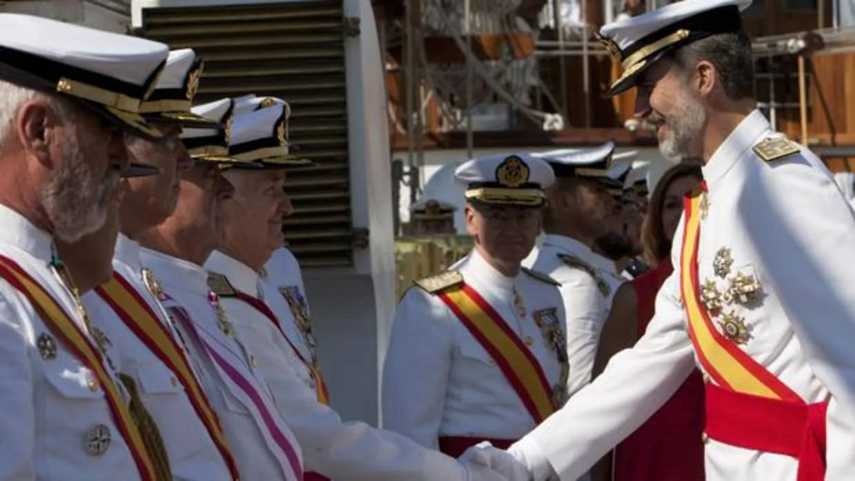 El jefe del Estado saluda a los excomandantes del buque escuela Juan Sebastián Elcano, ayer en Marín (Pontevedra)