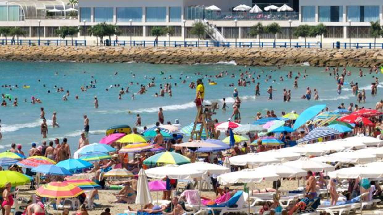 Imagen de la playa de El Postiguet de Alicante