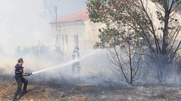 Incendio forestal en las inmediaciones del barrio de La Inmaculada de León