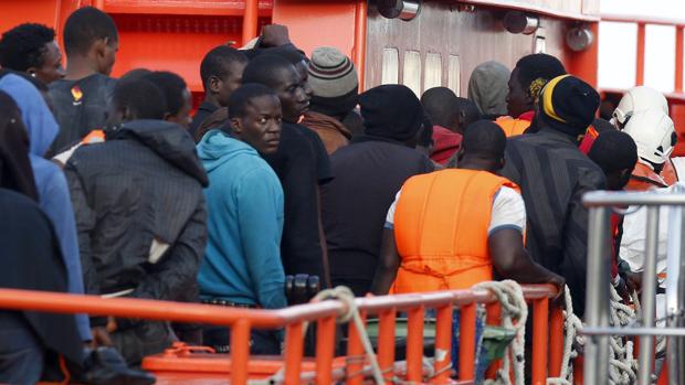 Llegada en una embarcación de Salvamento Marino de 66 inmigrantes al puerto de Almería