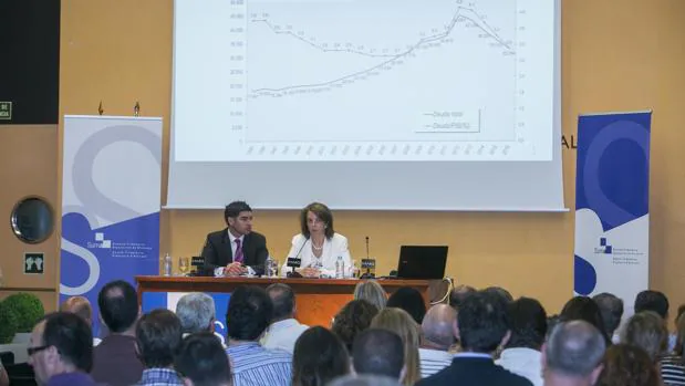 La secretaria general del Ministerio de Hacienda Belén Navarro, durante su charla en Alicante junto al director de Suma, Manuel Bonilla