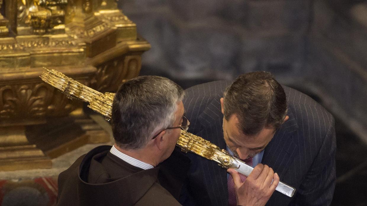 La Reina besa el fragmento de la Santa Cruz en Liébana