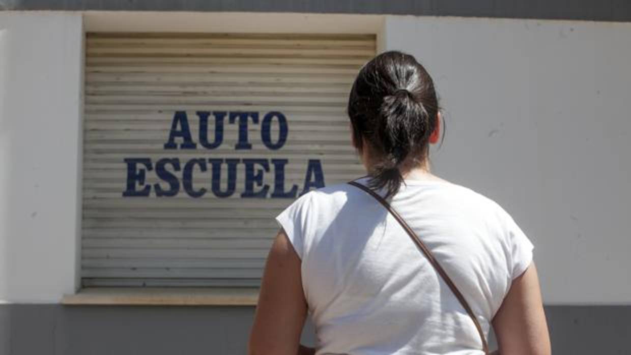 Una persiana cerrada de autoescuela