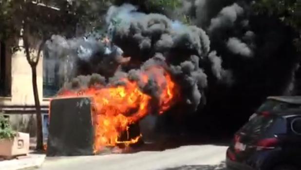 Un contenedor arde el pasado jueves, en la calle de Claudio Coello