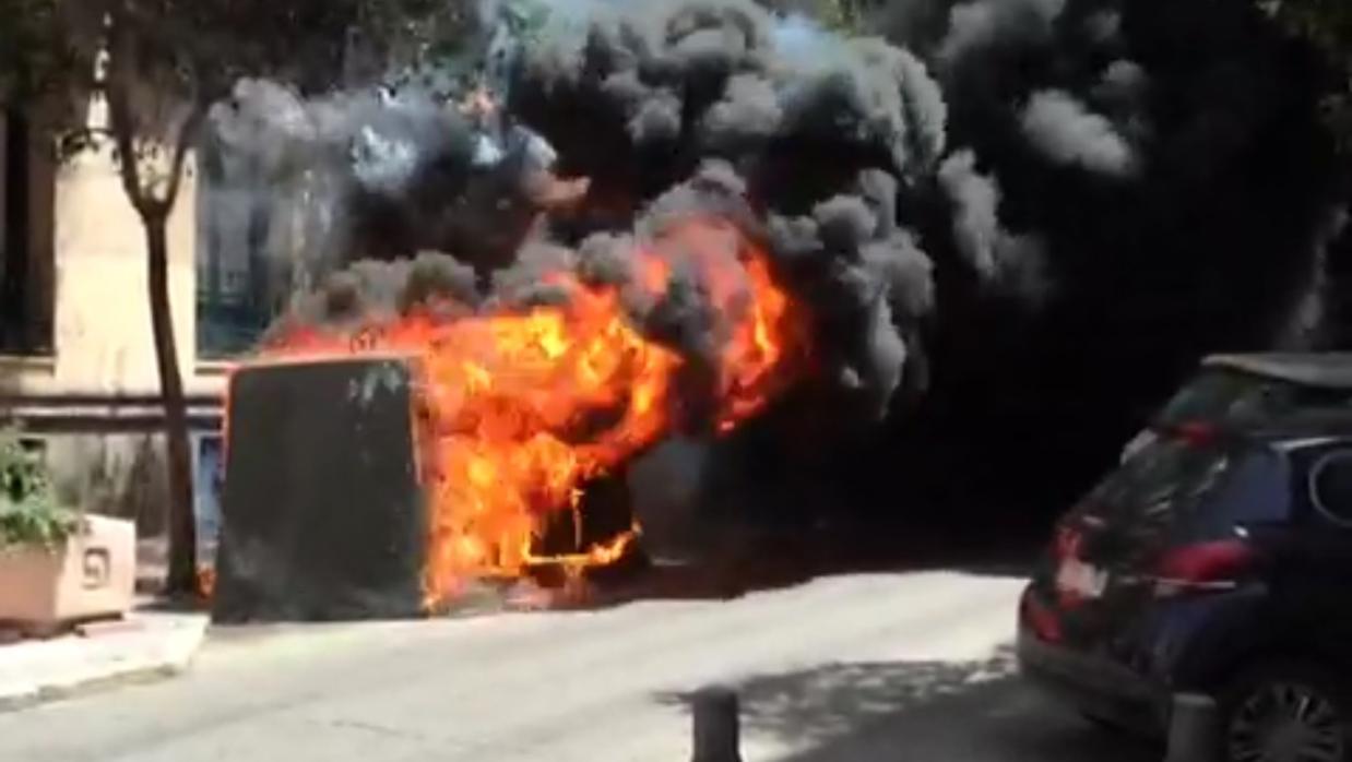 Un contenedor arde el pasado jueves, en la calle de Claudio Coello