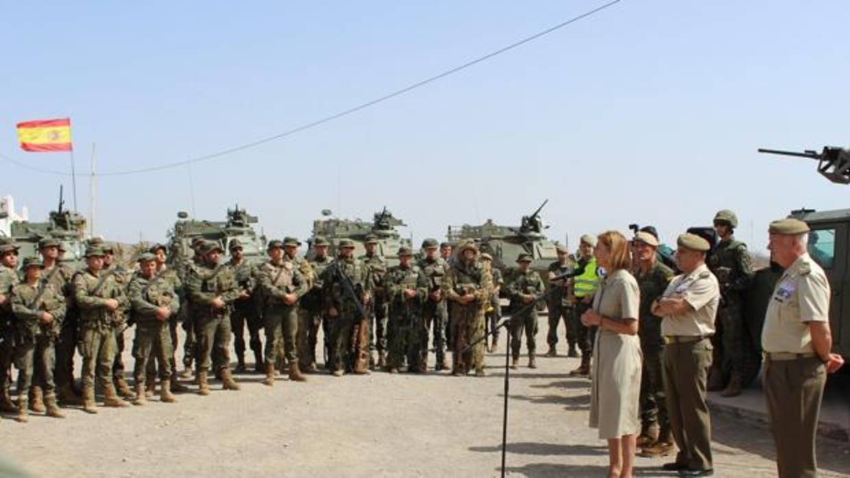 La ministra, el jefe de Estado Mayor del Ejército de Tierra, F. J. Varela, y el jefe del Mando de Canarias, P. Galán