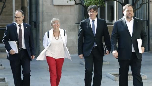 Puigdemont (2d) junto al Junqueras (d), la consellera de Educación, Ponsati (2i) y el conseller de la Presidencia y portavoz, Turull (i)