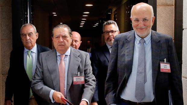 Imagen de Juan Roig, Vicente Boluda y Federico Félix a su llegada al acto en el que se ha presentado el informe
