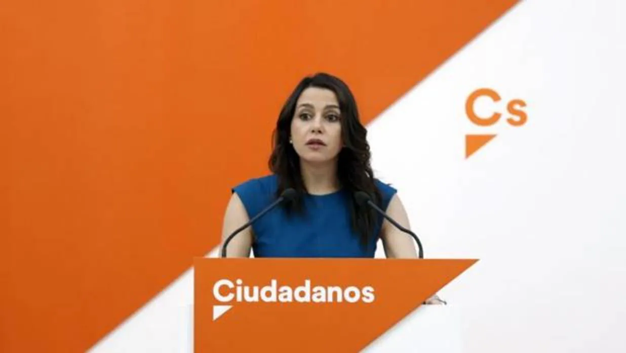 Inés Arrimadas en rueda de prensa en la sede de Ciudadanos.