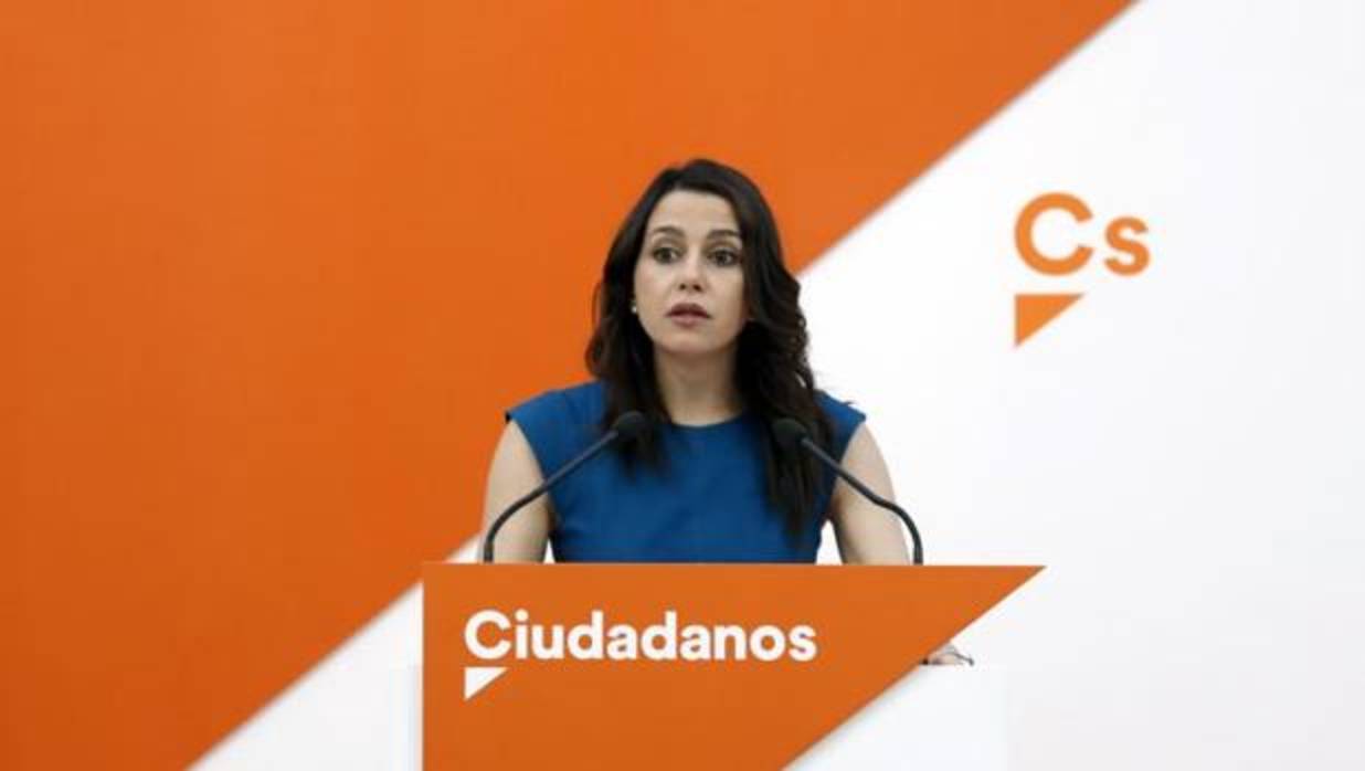 Inés Arrimadas en rueda de prensa en la sede de Ciudadanos.