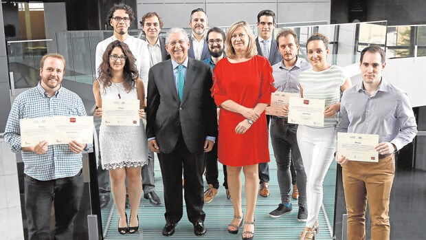 La consejera de Economía y Hacienda, Pilar del Olmo junto al presidente del CLH, José Luís López de Silanes y varios alumnos