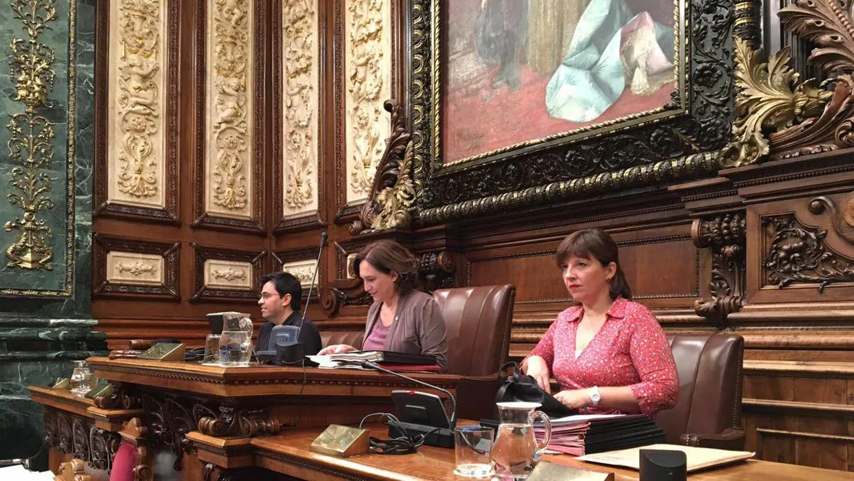 Colau preside un pleno en el Ayuntamiento de Barcelona