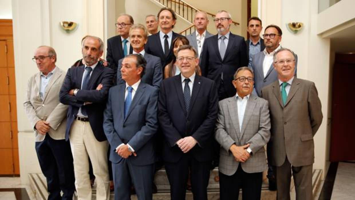 Ximo Puig junto al comité ejecutivo de la Confederación Empresarial de la Comunitat Valenciana (CEV)