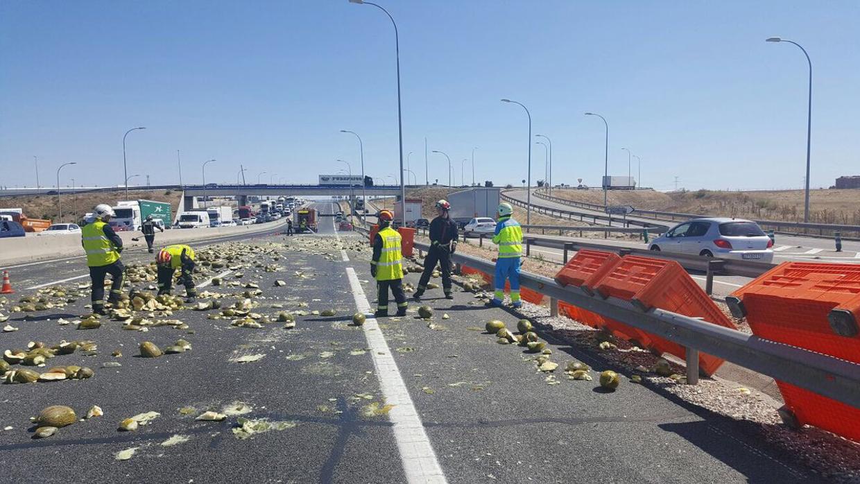 Melones esparcidos por la autovía después de que un camión perdiese su carga