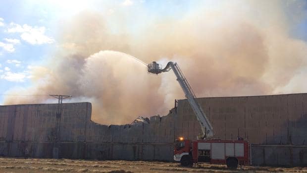 La planta de forraje incendiada en Tauste ha estado más de 24 horas en llamas