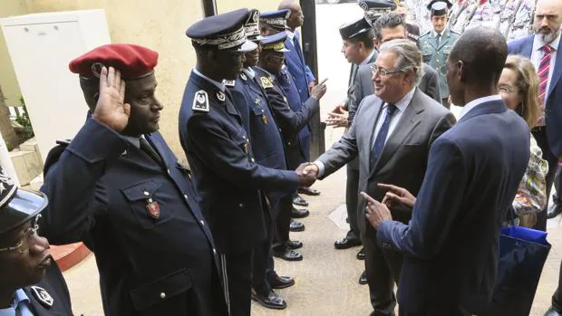 Zoido saluda a representantes de las Fuerzas de Seguridad de Senegal