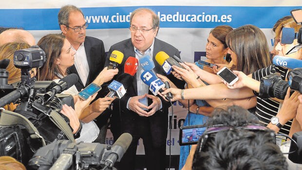 El presidente de la Junta, Juan Vicente Herrera, atiende a los medios de comunicación