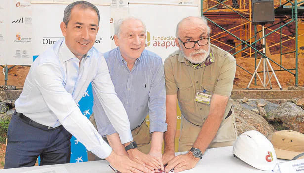 José Manuel Bilbao, Antonio Méndez y Eudald Carbonell, al renovar el convenio