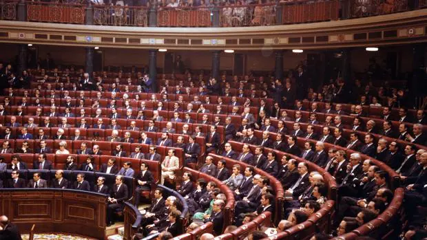 Apertura Solemne de la Legislatura Constituyente el 22 de julio de 1977. El de blanco es el diputado Juan de Dios Ramírez Heredia, que se vistió muy elegante, pero no de traje oscuro