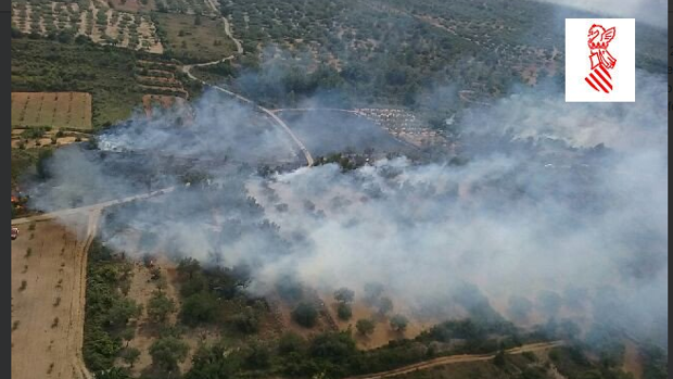 Movilizados medios aéreos en un incendio con seis focos en Sant Mateu