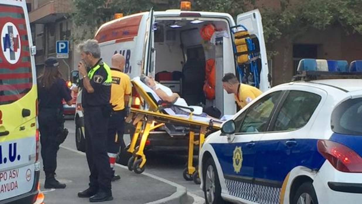 La mujer herida, es introducida en la ambulancia del Soporte Vital Básico (SVB)