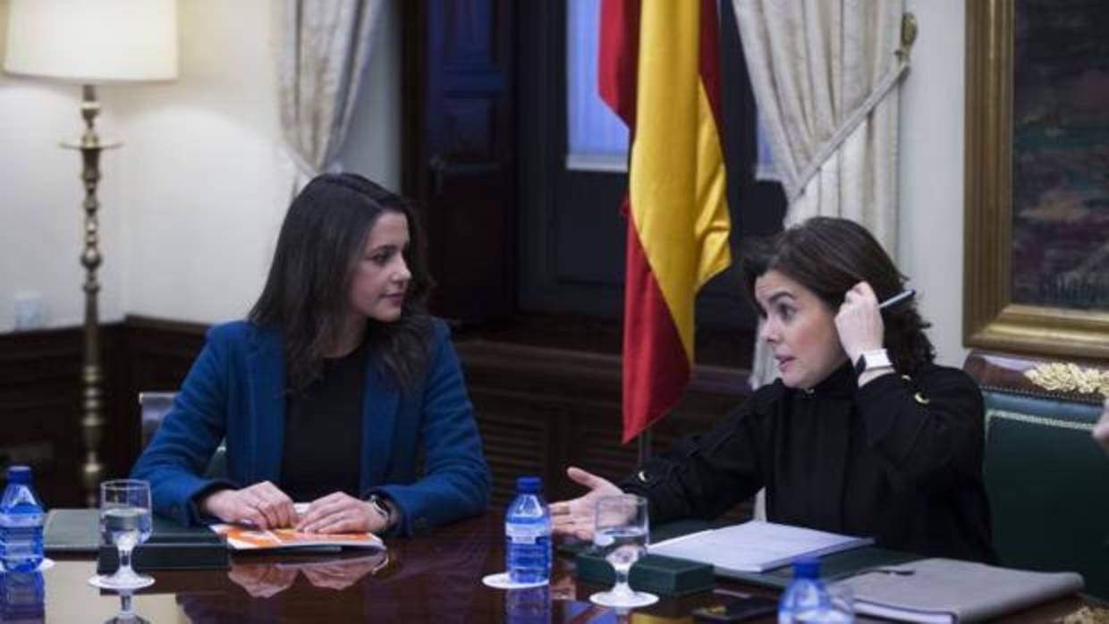 Sáenz de Santamaría e Inés Arrimadas durante una reunión en el Congreso de los Diputados