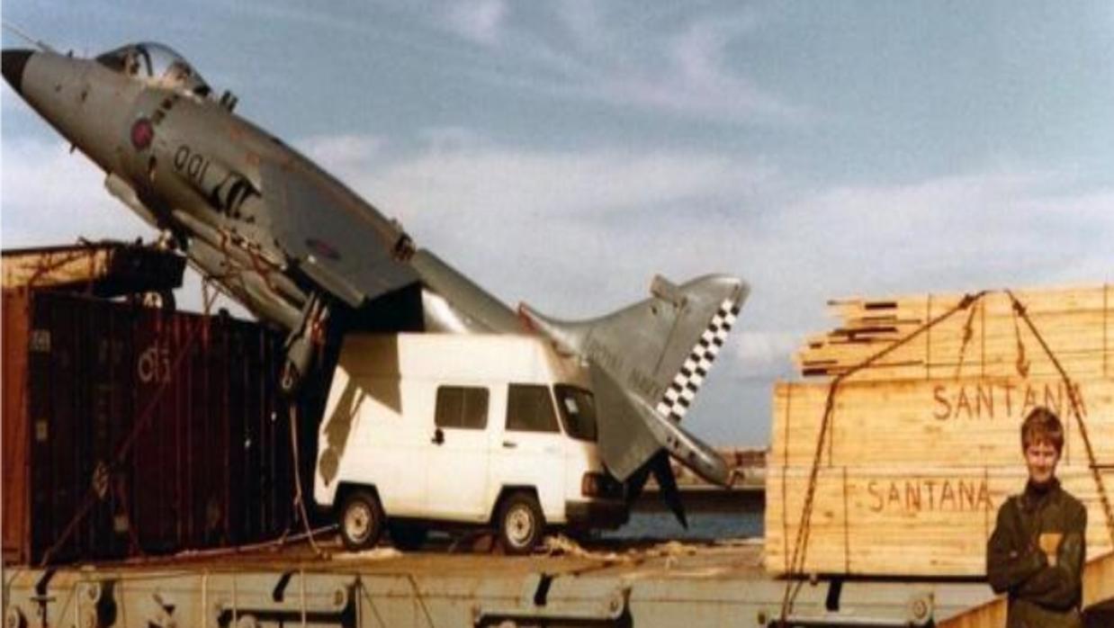 El Harrier en el carguero Alraigo y el piloto británico en el puerto de Tenerife