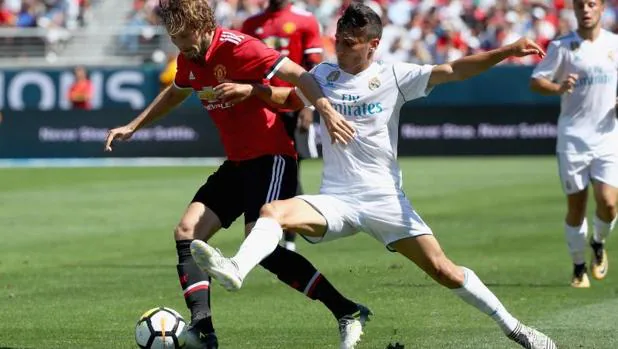 Óscar Rodríguez pelea el balón con Daley Blind, del Manchester United, en el partido disputado este domingo en Santa Clara, California (EEUU)