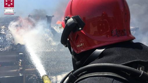 Las dotaciones de Bomberos en las tareas de extinción del fuego tras el accidente producido en Nules