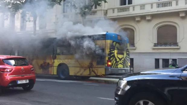 Un autobús de la EMT arde en la calle de Velázquez