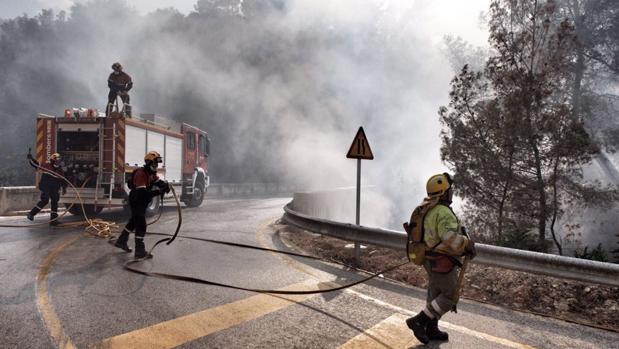 Los medios aéreos se retiran de las tareas de extinción del fuego de Castell de Guadalest, aún activo