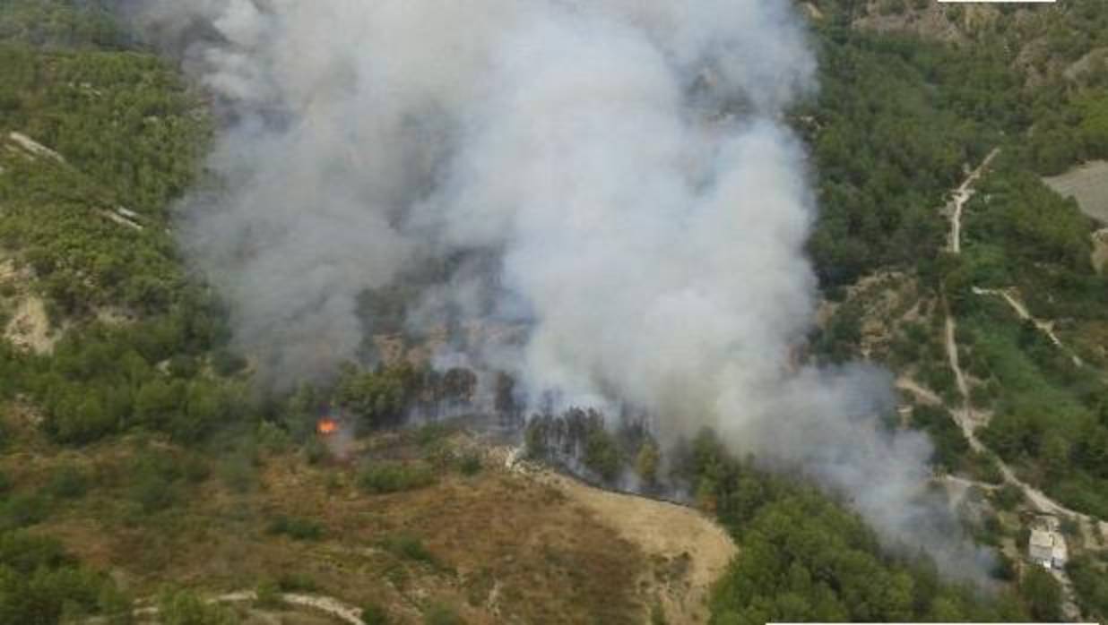 Imagen del incendio facilitada por la Generalitat