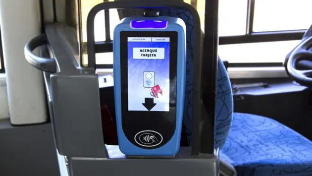 Una de las nuevas validadoras instaladas en un autobús de la EMT