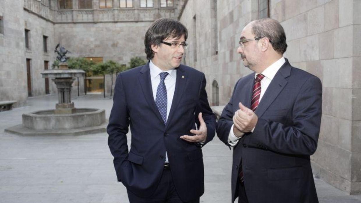 El presidente aragonés, Javier Lambán (PSOE), junto a su homólogo catalán, Carles Puigdemont, en una imagen de archivo