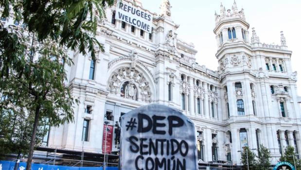 El Ayuntamiento de Madrid, con la lápida enfrente