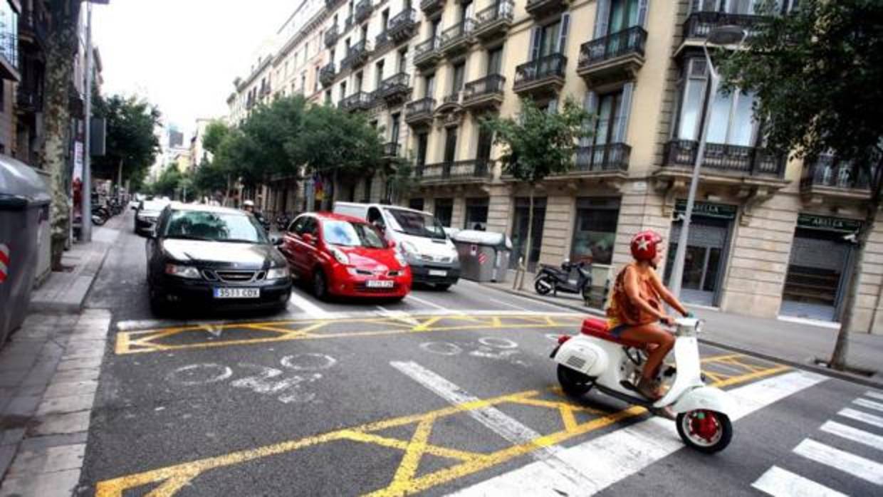 Una moto en una céntrica calle de Barcelona