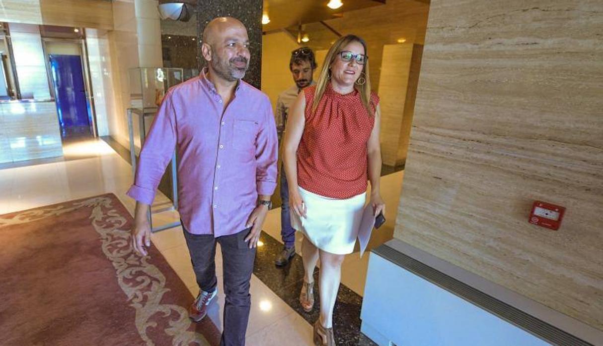 José García Molina con María Díaz camino de la rueda de prensa donde han dado a conocer los resultados