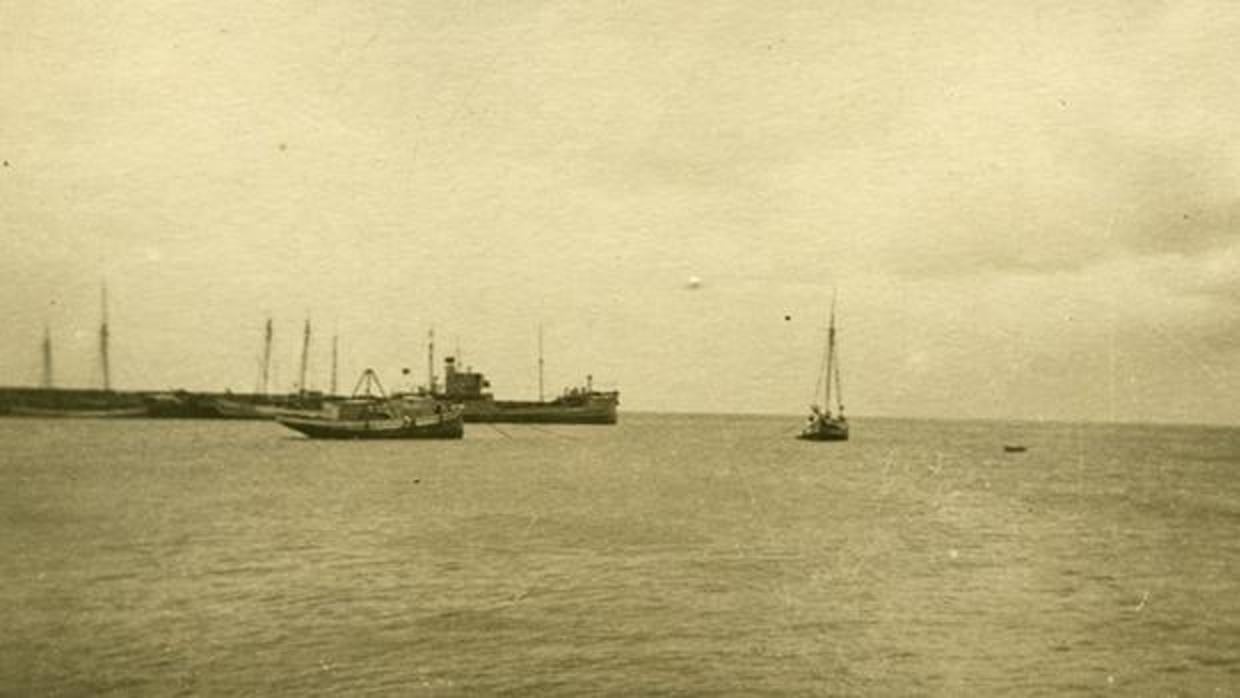 Un buque aljibe de la Armada Española en el Muelle Grande de Arrecife de Lanzarote entre 1941 y 1950