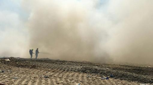 Imagen de los bomberos en los trabajos de extinción del incendio