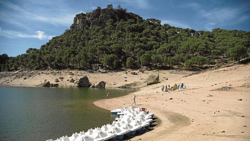 Lanchas en la orilla del Pantano de San Juan