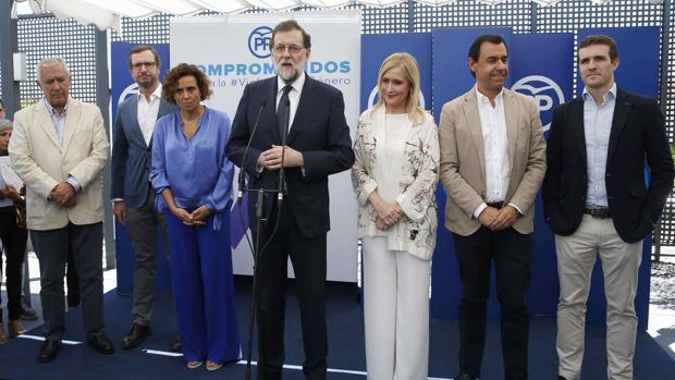 El presidente del Gobierno, Mariano Rajoy, junto a la ministra de Sanidad, Dolors Montserrat; Cristina Cifuentes, y la dirección del PP