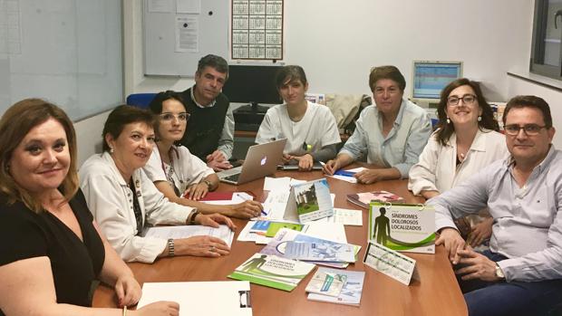 La casi totalidad de los profesionales que integran el equipo de orto-neuropediatría del Hospital Clínico de Valladolid, junto a la gerente de Aspace Castilla y León, Raquel Aceves (primera izquierda)