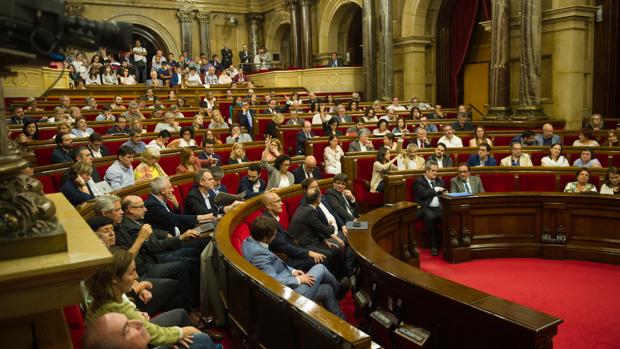 Todos los diputados independentistas firman la Ley de Referéndum