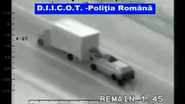 Imagen del momento en el que los ladrones roban un camión en marcha