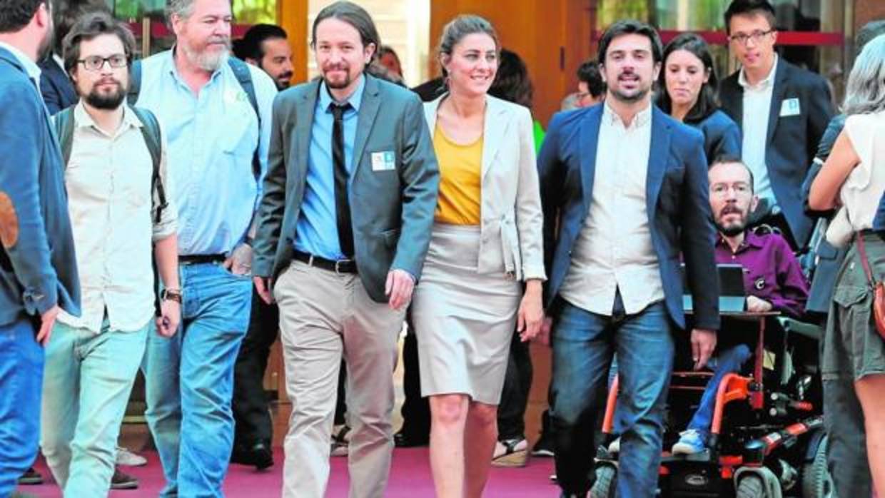 Lorena Ruiz-Huerta, en el centro, junto a Iglesias, Espinar y otros líderes de Podemos